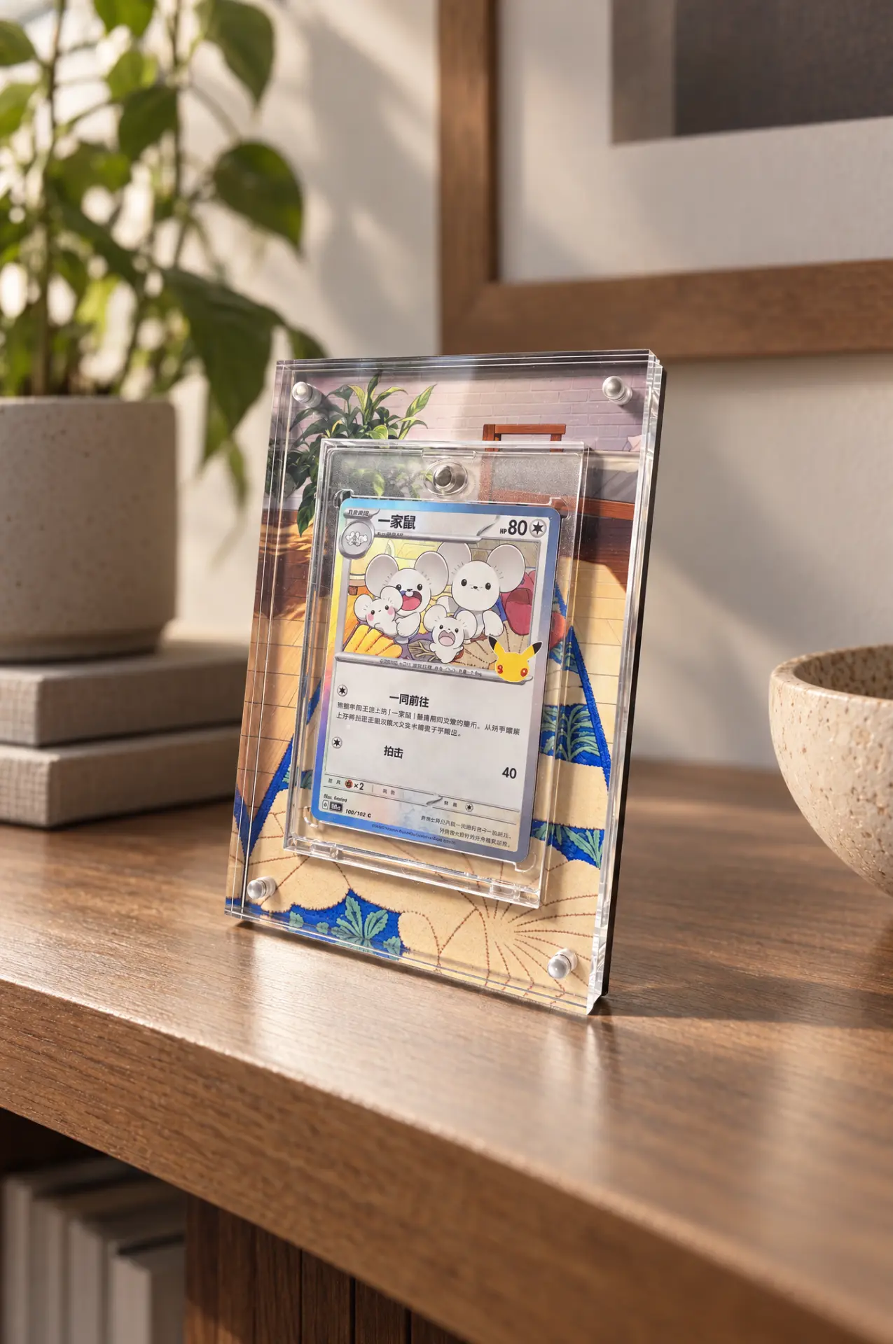 Pokémon Karten Aufsteller aus Acryl auf dem Schreibtisch